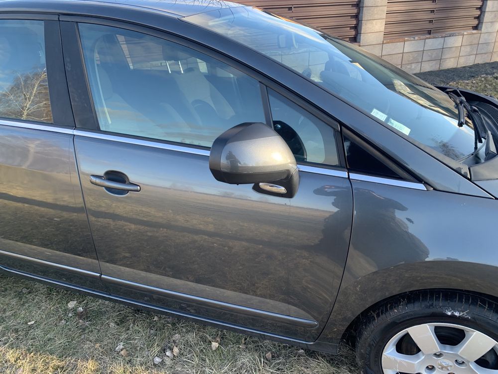 Передні двері Пежо 3008 5008. Задні двері Пежо 3008 5008