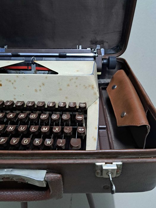 [Vintage] Máquina de escrever | REGIS