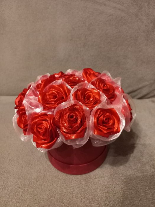 Bukiet z róż ze satynowej wstążki