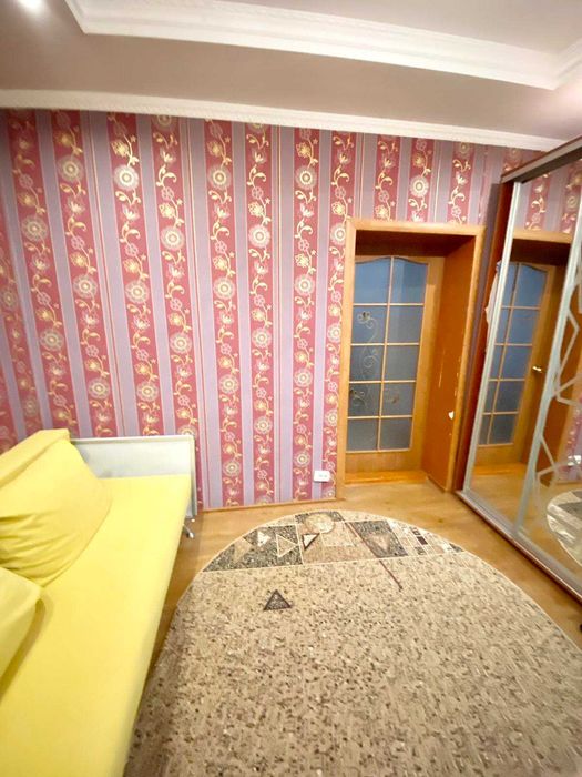 Продам 4-х комнатную квартиру на земле в центре.