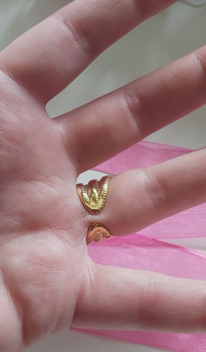 Anéis, em aço, dourado ou prateado. Ajustáveis