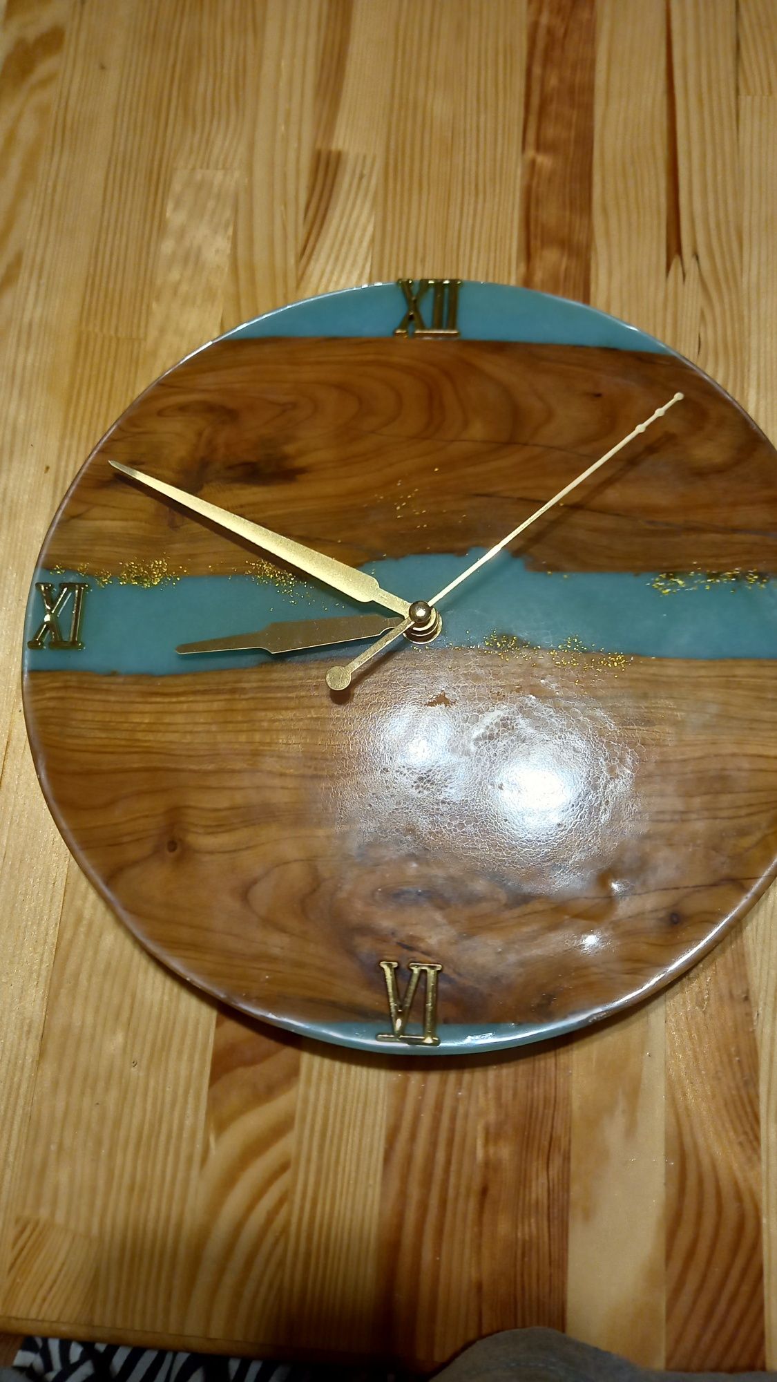 Часы, ручная работа дерево и эбоксидная смола