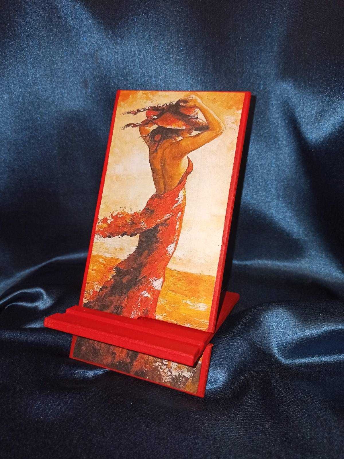 Подставка Женщина в красном для электронной книги, смартфона, планшета