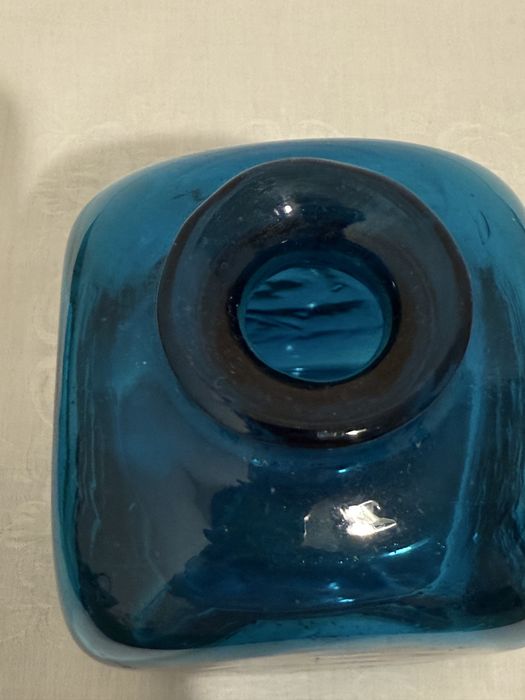 Szklany niebieski wazon