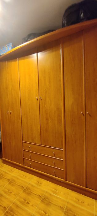 Guarda-roupa de madeira