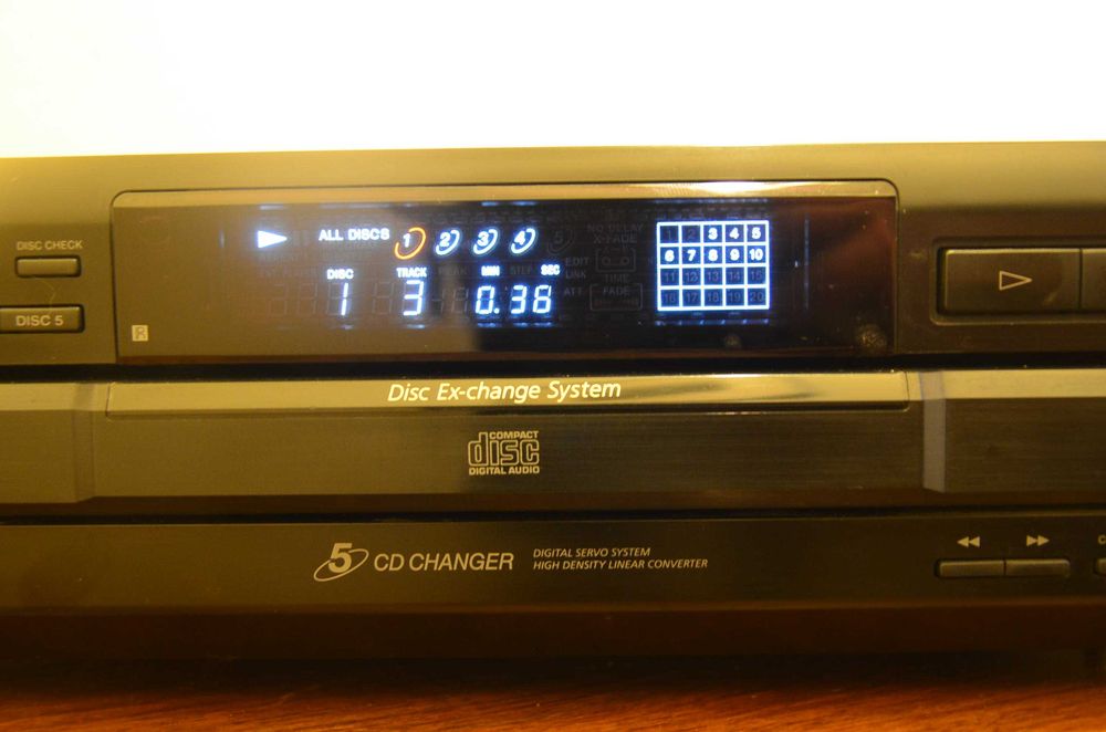 Leitor de CD's Sony CDP- CE 335