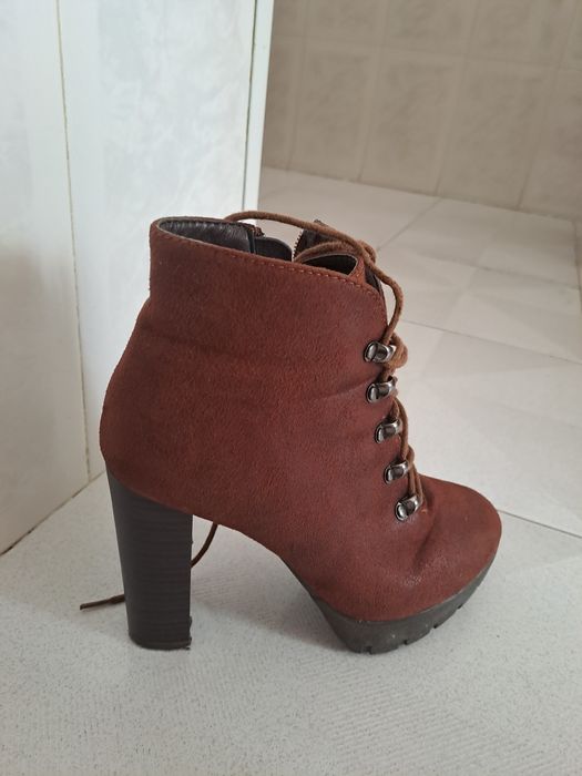 Bota castanha usada. Como nova
