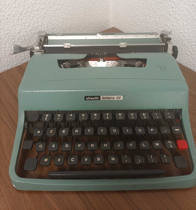 Máquina de escrever Olivetti Lettera 32