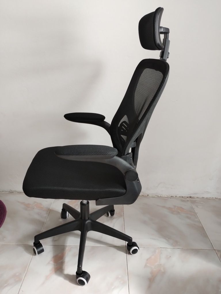 Cadeira de escritório nova e montada