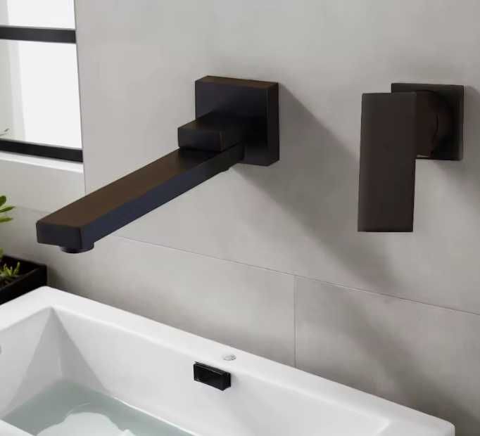 Смеситель для ванной  матовый чёрный, настенный  поворотный излив 180°