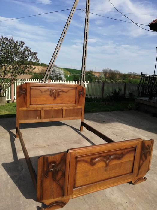 Zabytkowe Łóżko Drewniane