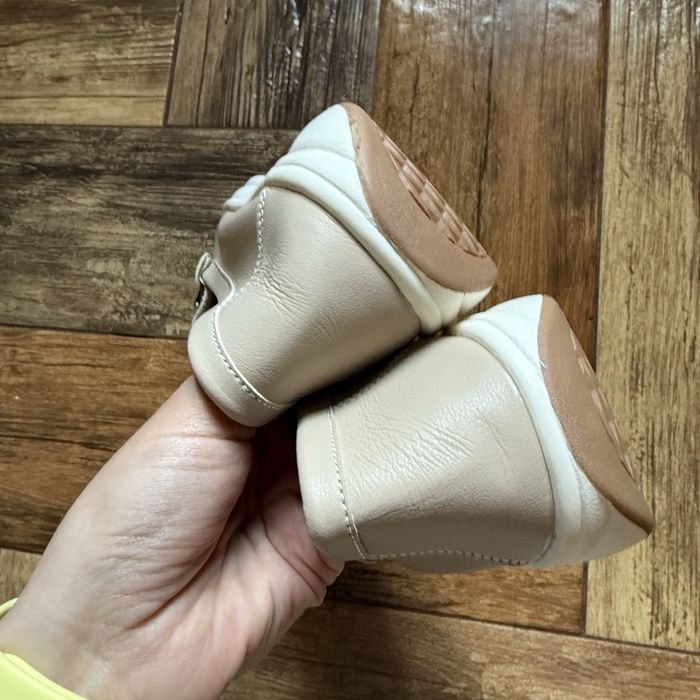 Жіночі бежеві мокасини/сліпони зі штучної шкіри з металевою фурнітурою