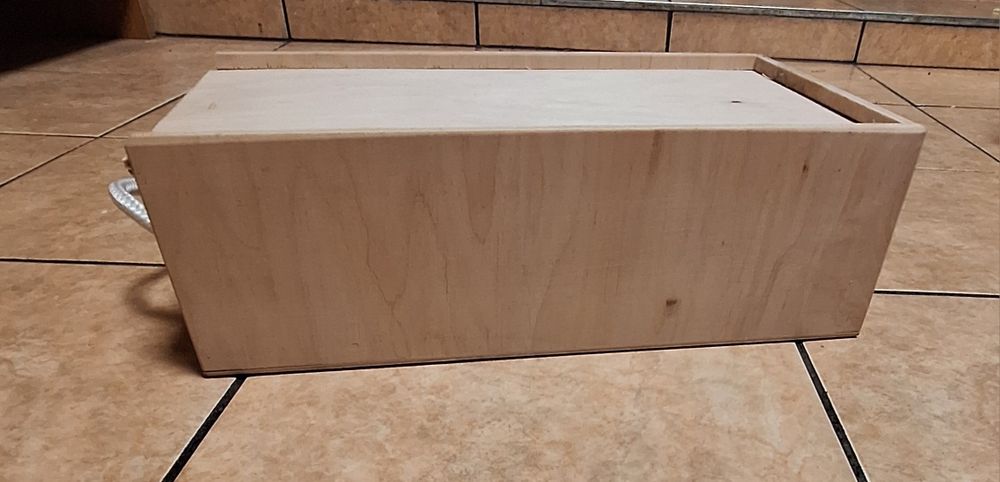 Surowe pudełko do zdobienia na wino