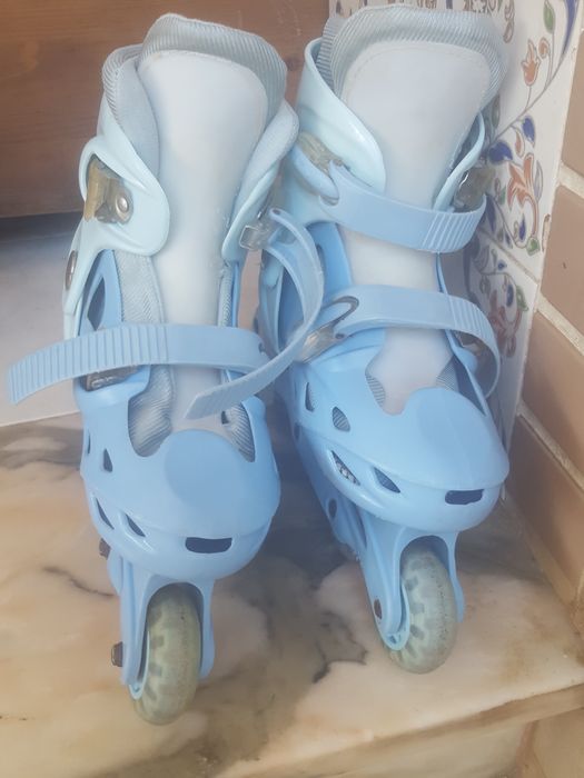 Par  de  patins  em linha  para  crianças  e  também  adolescentes
