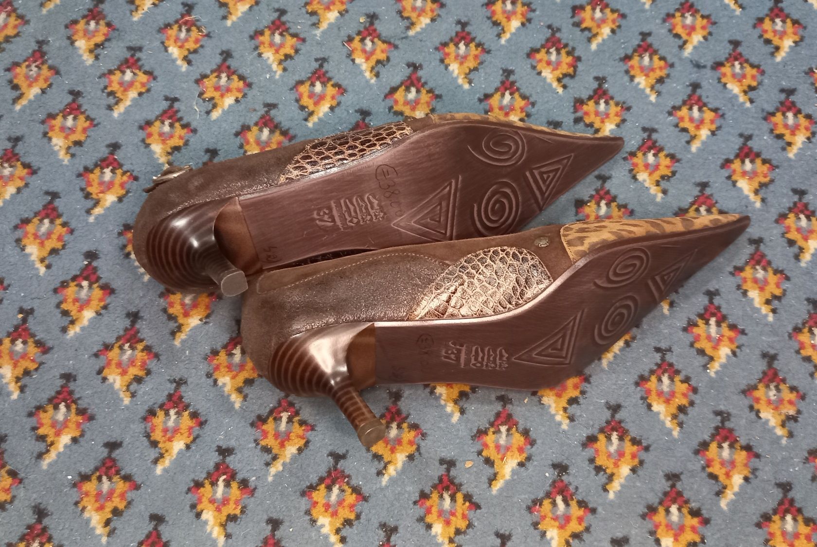 Sapatos de Salto Fino com Estampa Animal Onça