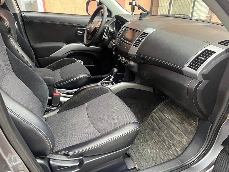 Мітсубісі аутлендер  2.2  2011 автомат