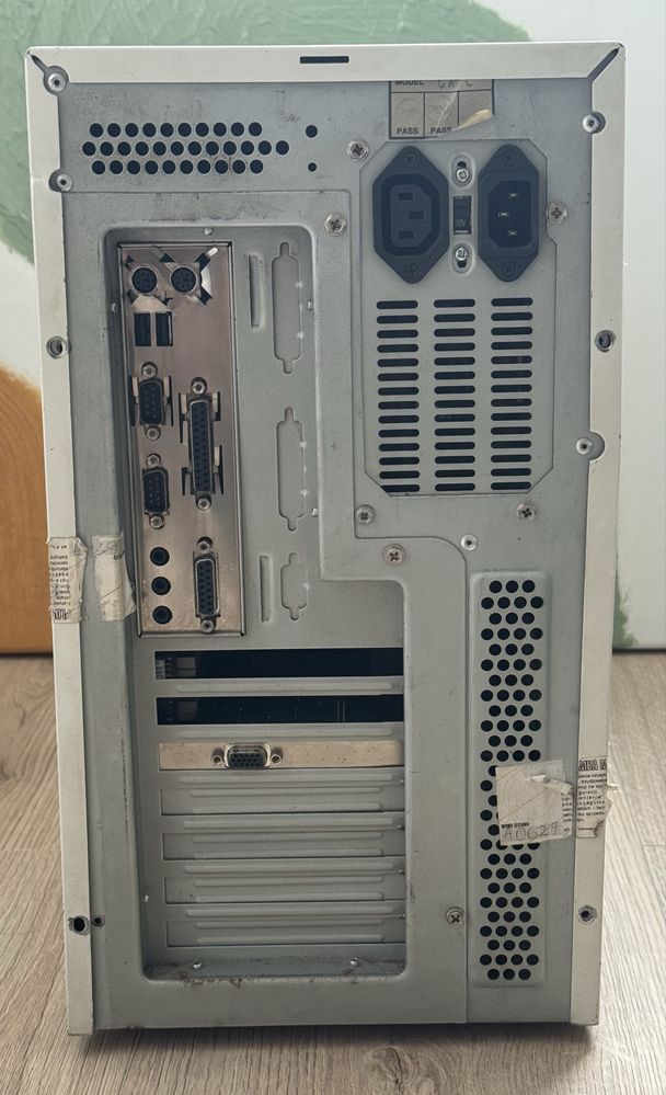 Sprawny retro PC z klawiatura i myszka