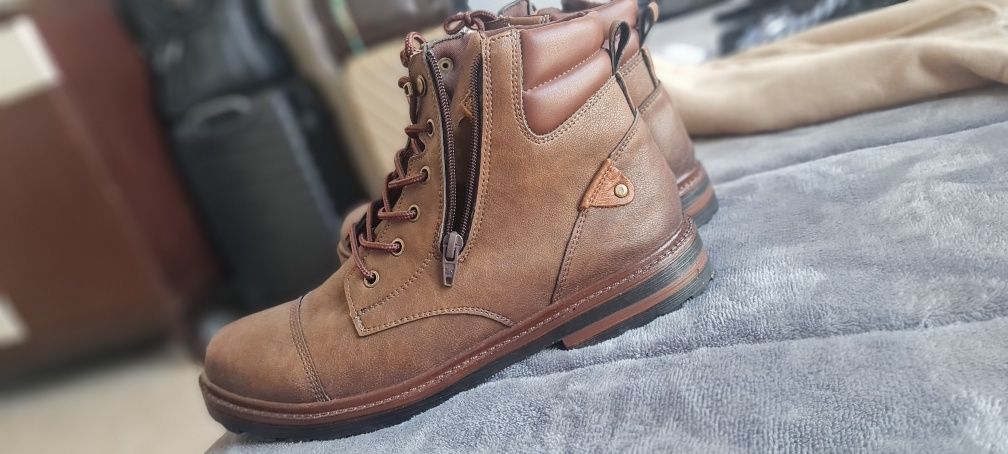 Bota de couro  nova