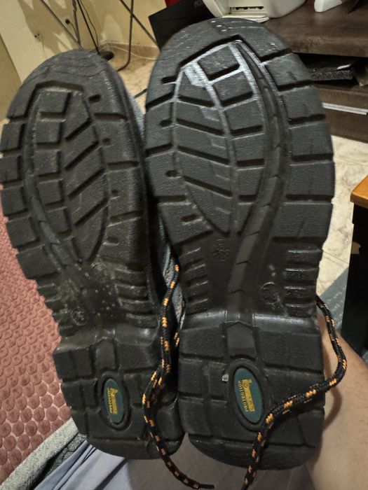 Sapatos de seguranca novos