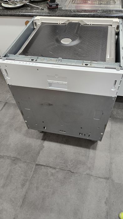 Máquina de lavar loiça encastrável Indesit