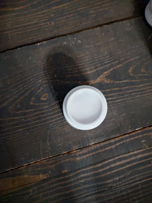 Stare porcelanowe kieliszki do jajek jajcarki