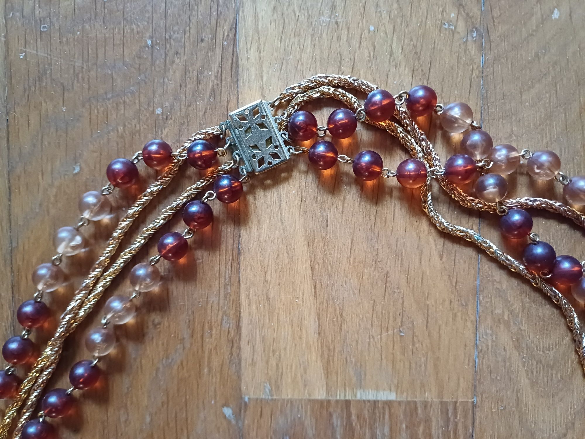 Lindíssimo colar de contas de estilo vintage, de tons dourado/castanho
