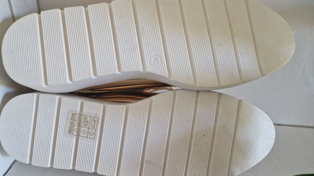 Piękne mokasyny rozmiar 40 złoto gwiazdy na węższa nogę