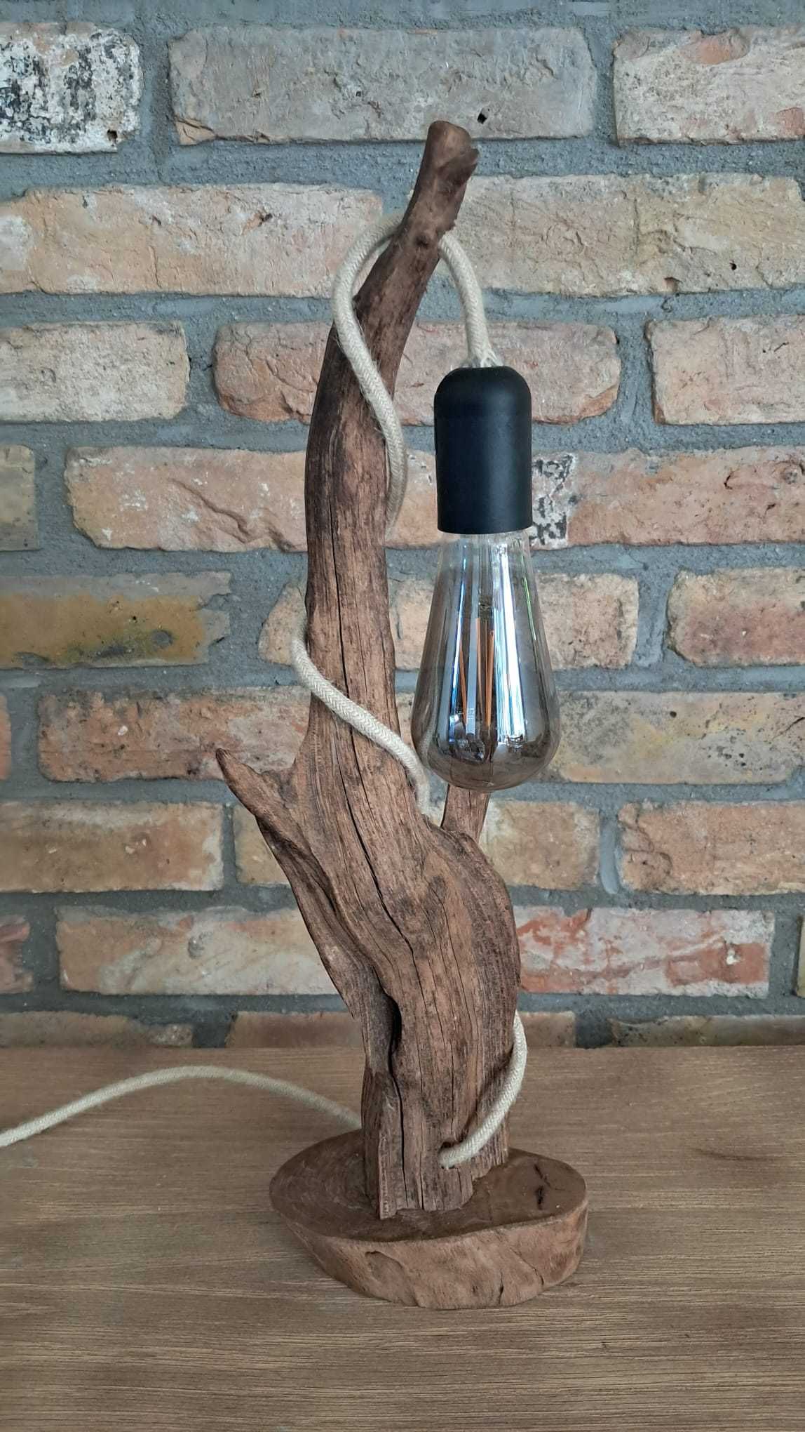 Lampy z drewna ręcznie wykonane