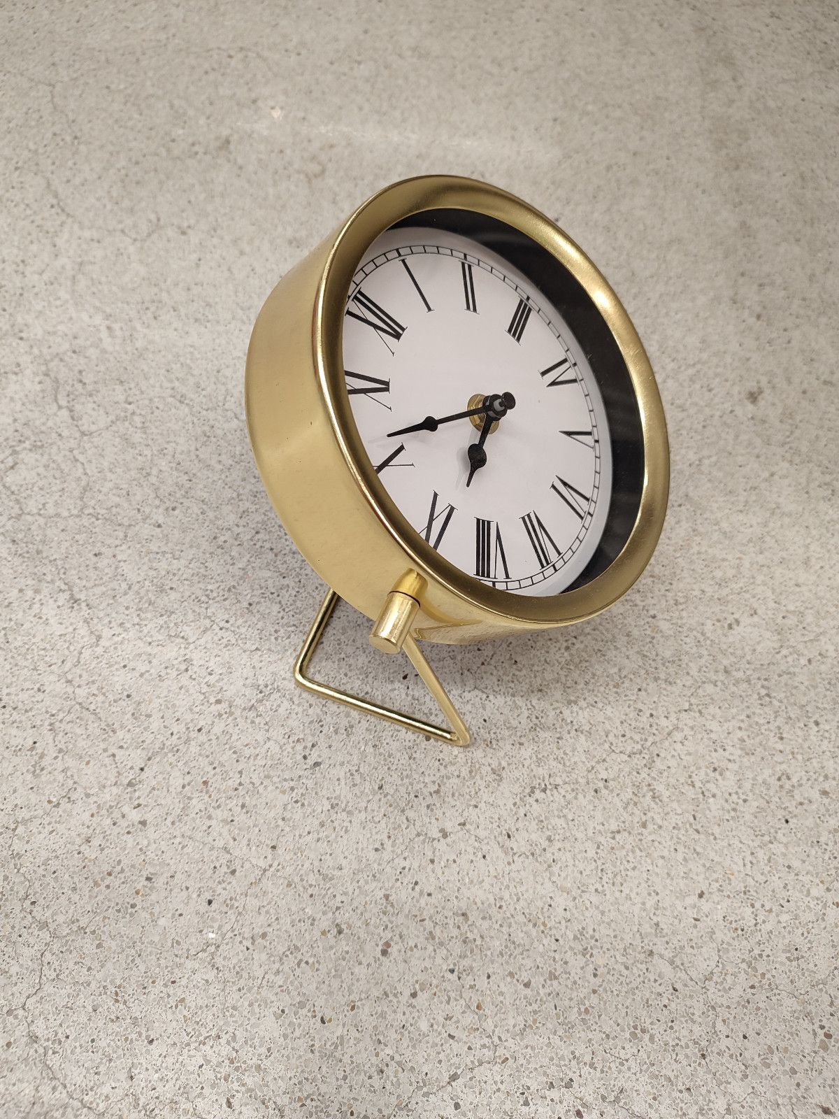 Nowy złoty zegar stołowy