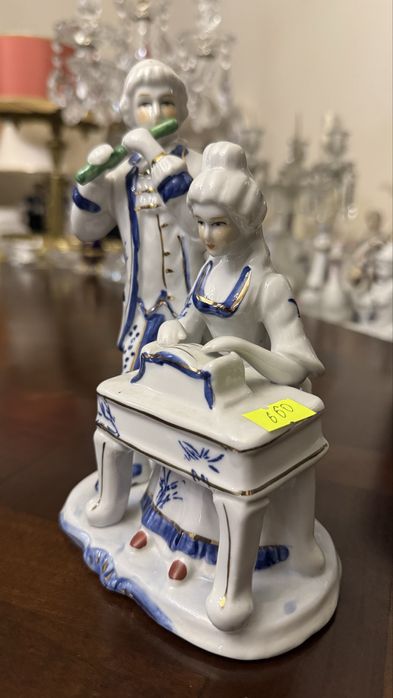 Статуэтки пары фарфровые глазурь и бисквит, из Европы