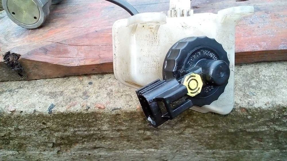 Бачок для гальмівної рідини з трубками 98AB-2C217-AC Bosch Фокус Мк1