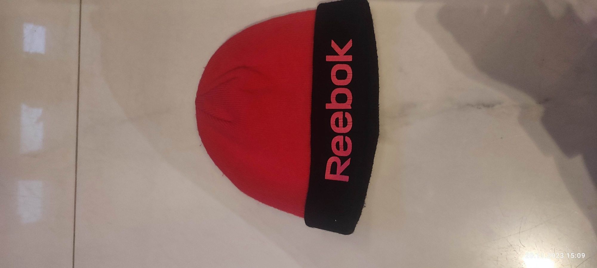 Reebok czapka fuksja z czarnym