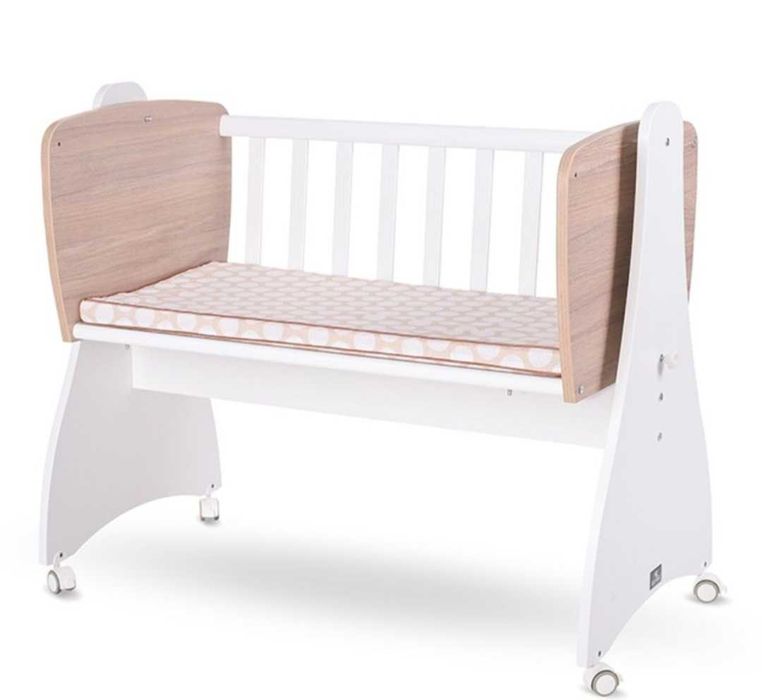 Berço de balanço e colchão