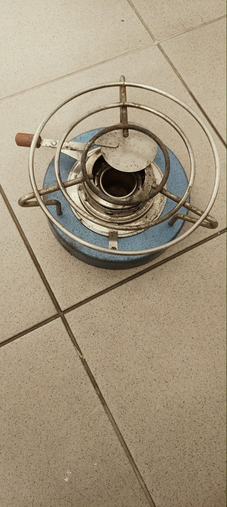 Połowa kuchenka spirytusowa.