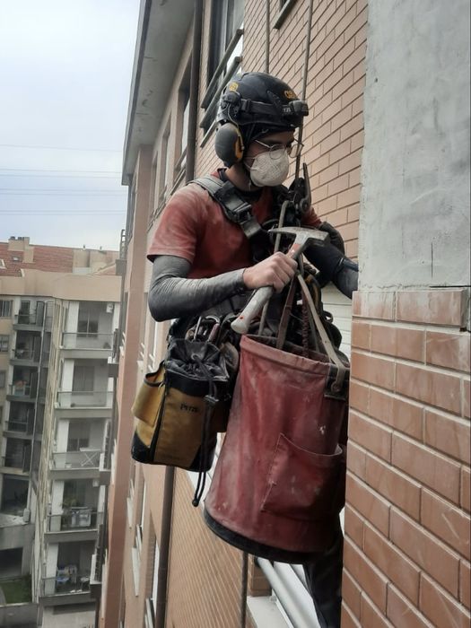 Lavagem e Pintura de fachadas em Rappel (acesso por cordas)