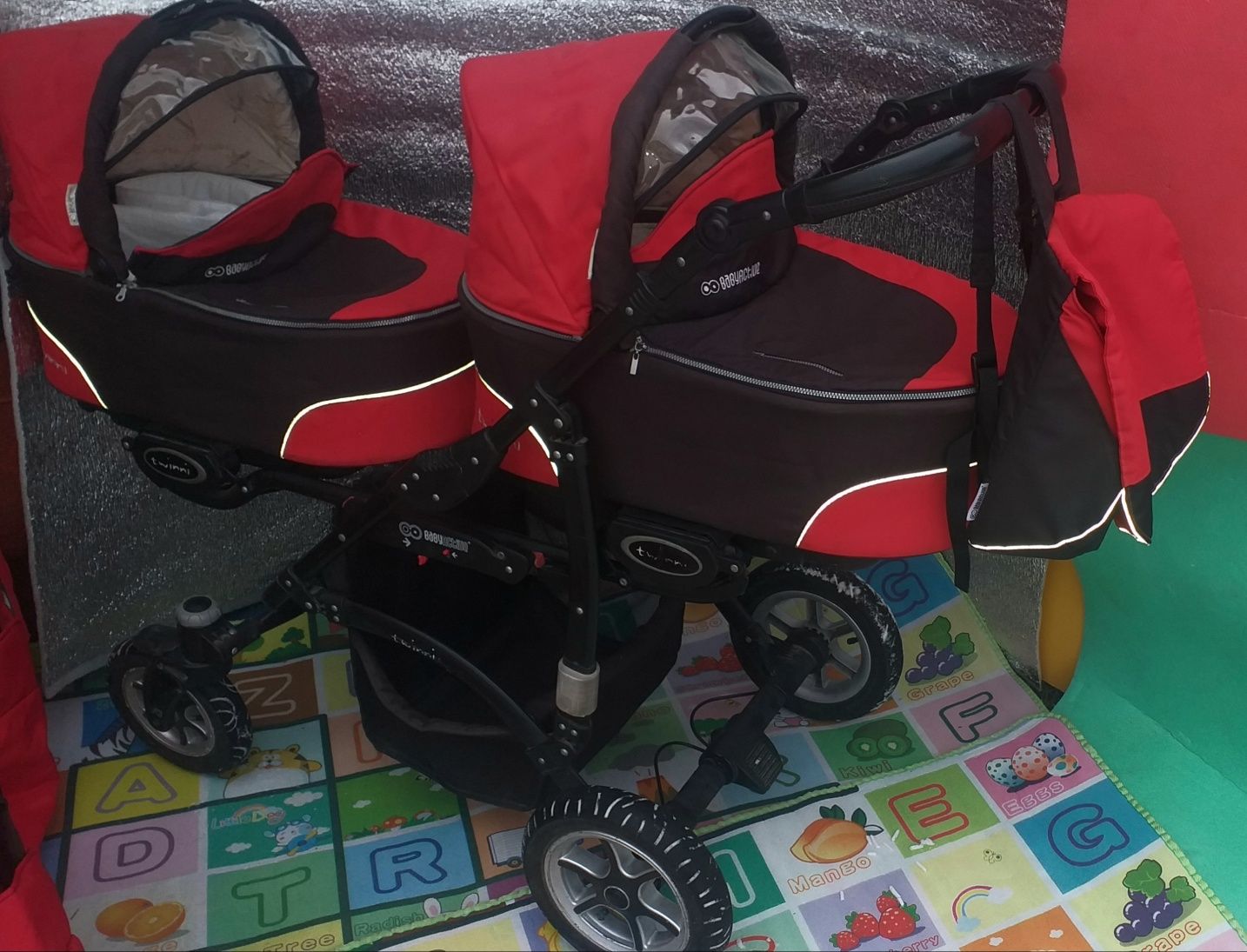 Продам детскую коляска-двойняшка для двух деток twini baby.