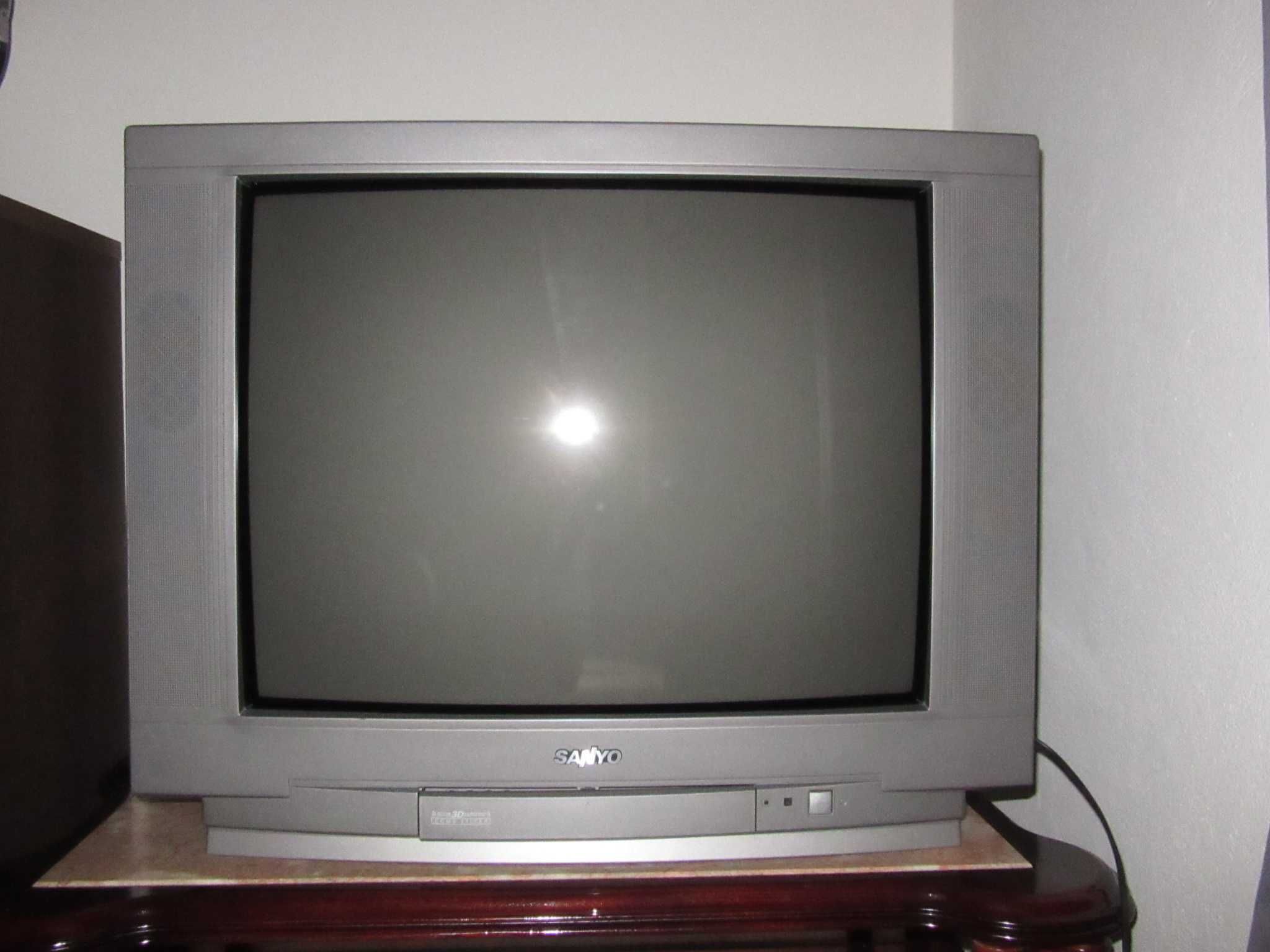 Televisão SANYO a funcionar normalmente* (ecrã de 72cm na diagonal)