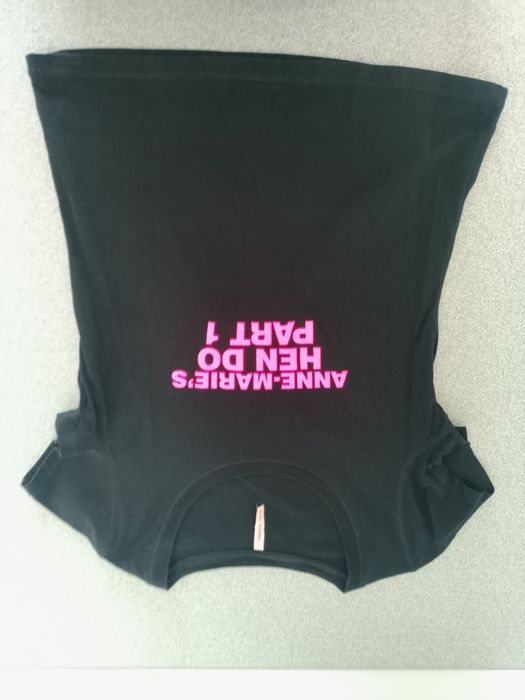 Czarny t-shirt z różowo neonowym nadrukiem
