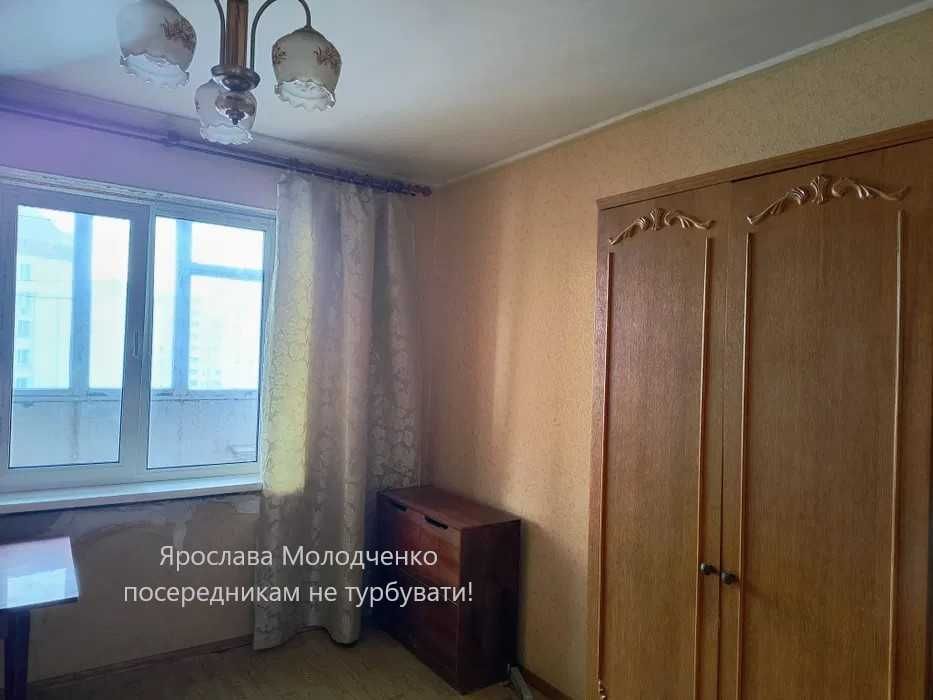 Продається двокімнатна , ст. метро Позняки, Ахматової  16 в.