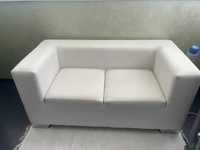 диван з кожзама білого кольору