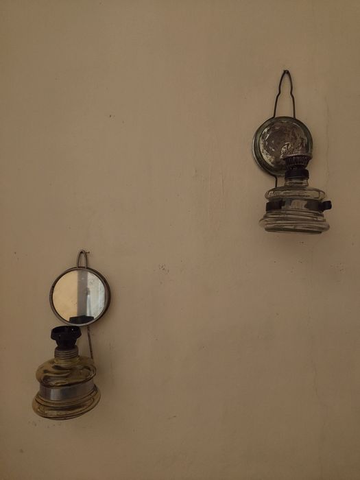 Stara lampa lampka naftowa biała