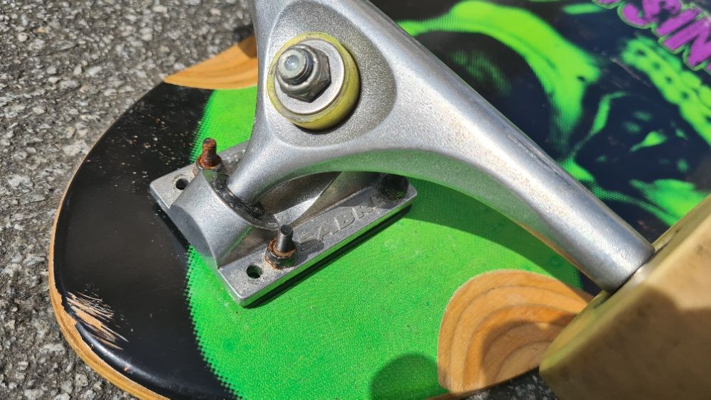 Longboard com kick tail JET + Trucks Sabre + Rodas Cult