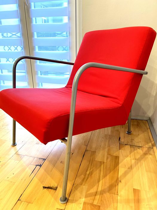 Fotel IKEA – minimalistyczny, lekki, wygodny, czerwone obicie