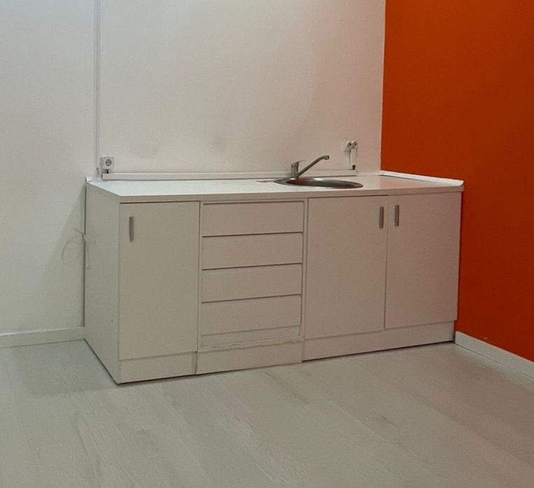 Móvel de gavetas e portas com torneira e lavatório