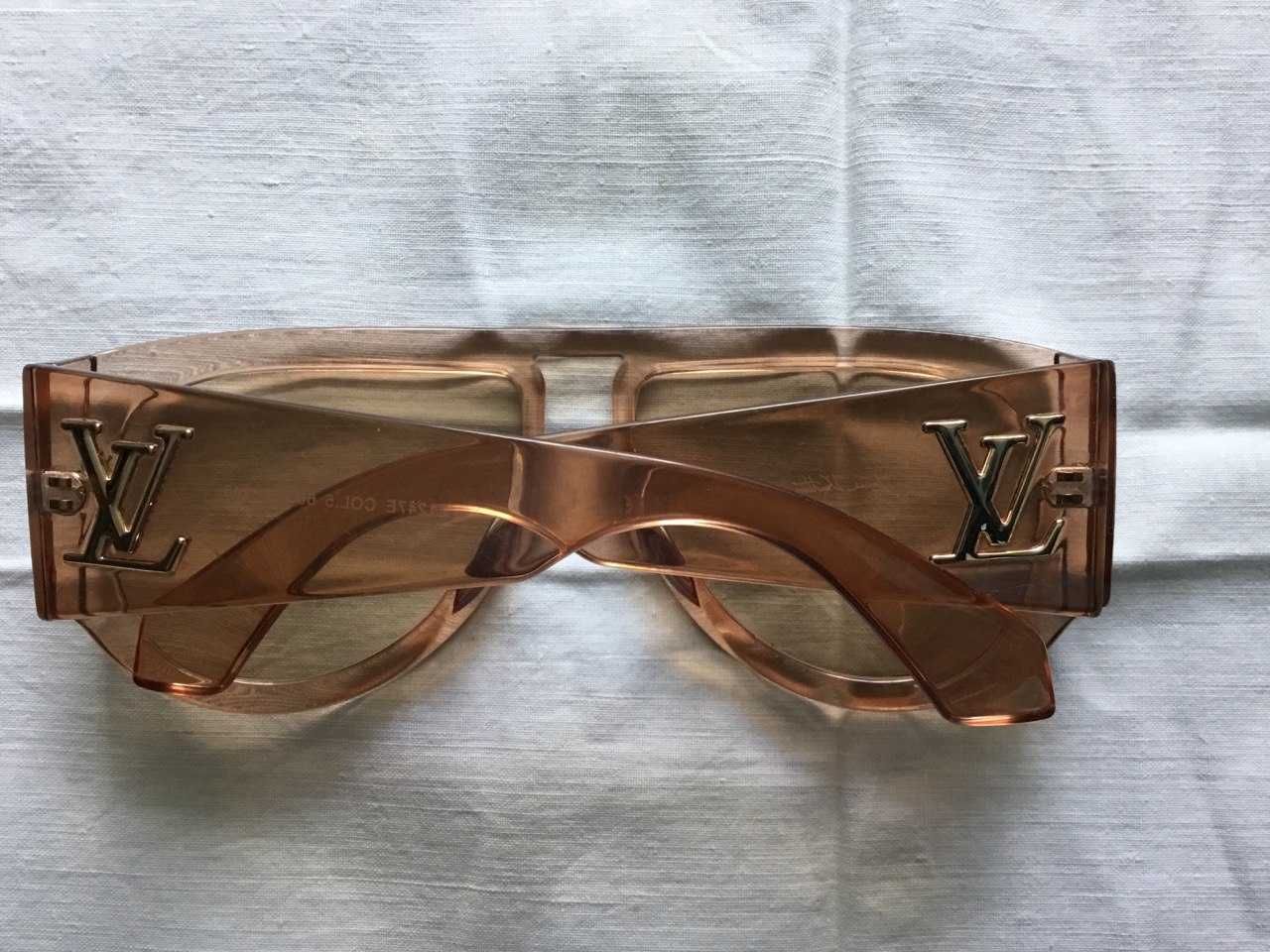 Сонцезахисні окуляри LOUIS VUITTON + футляр з серветкою в подарунок.