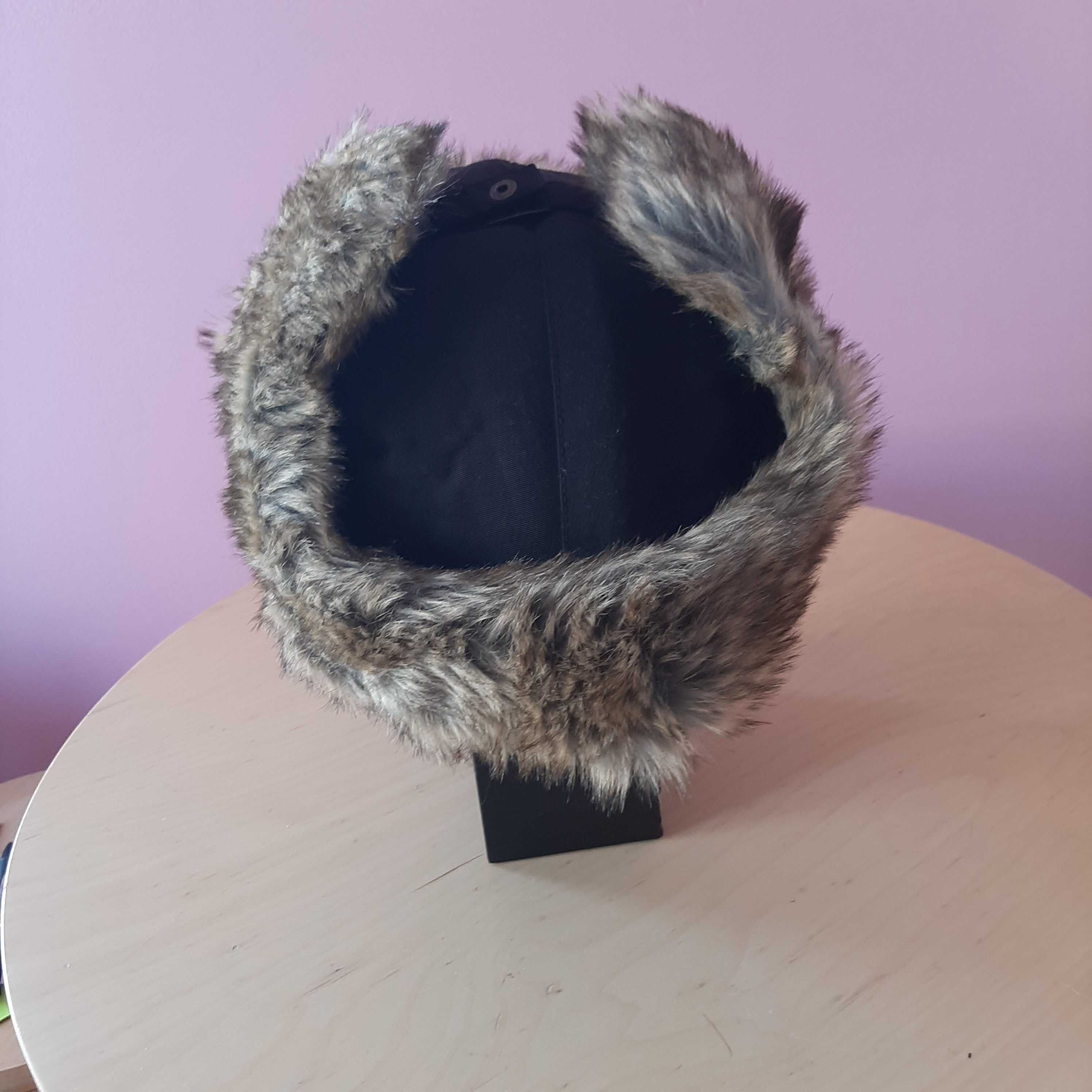 Chapéu Preto de Inverno com Pelo