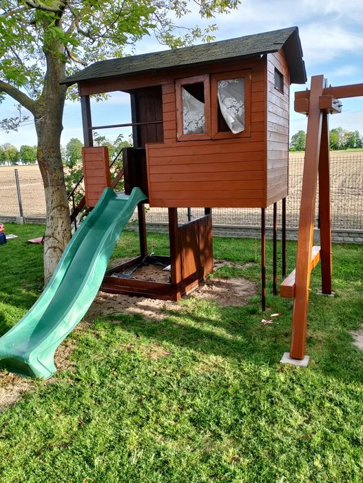 Plac zabaw domek zjeżdżalnia piaskownica