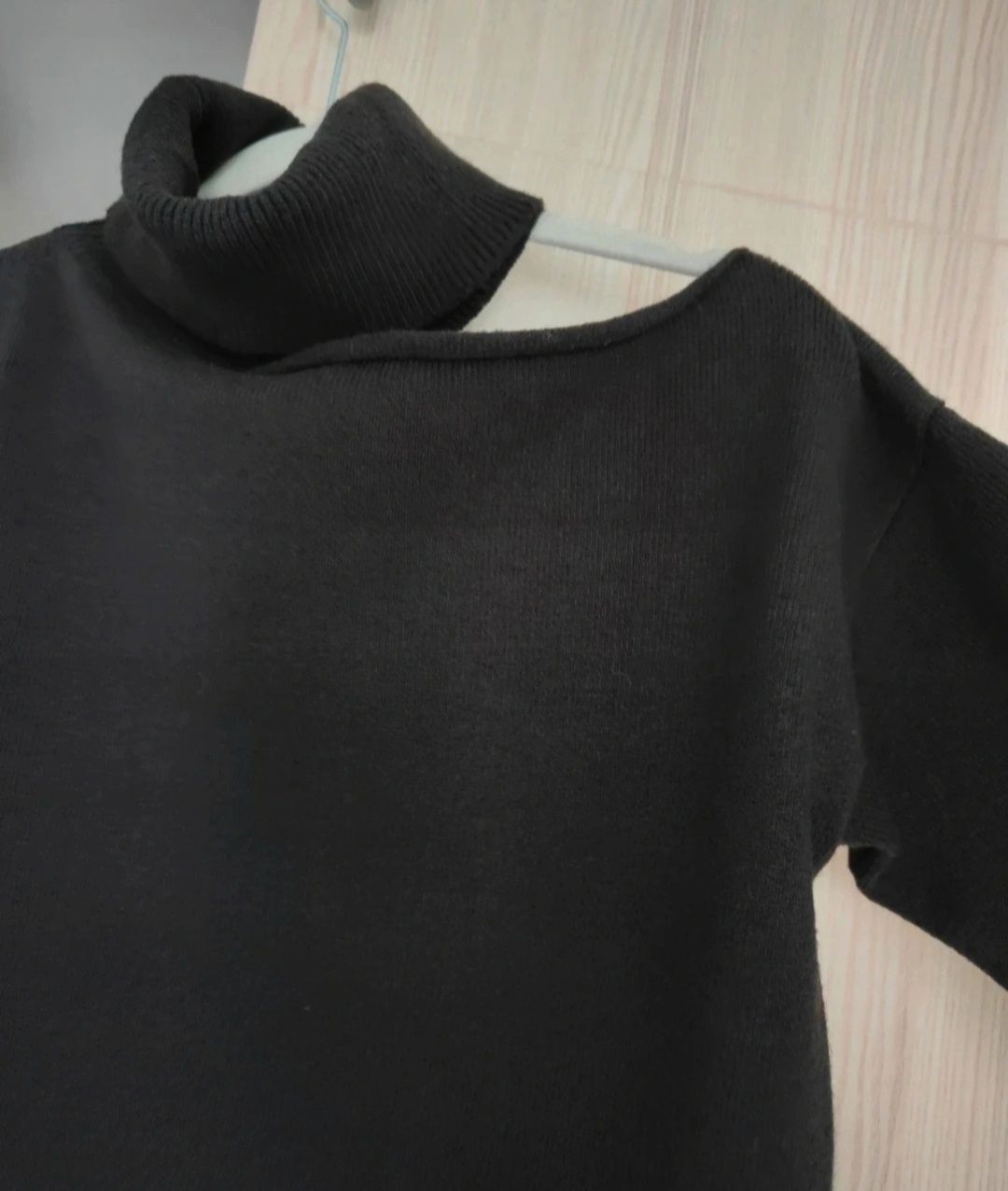 Czarny Golf z rozcięciem na ramieniu,oversize, Laurella, r. one size