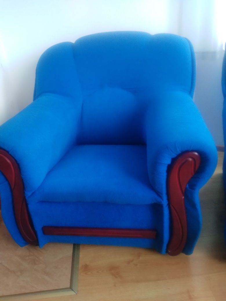 Niebieskie fotele z pufami