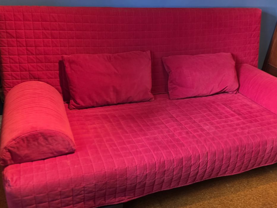 Sofa cama com capa e almofadas